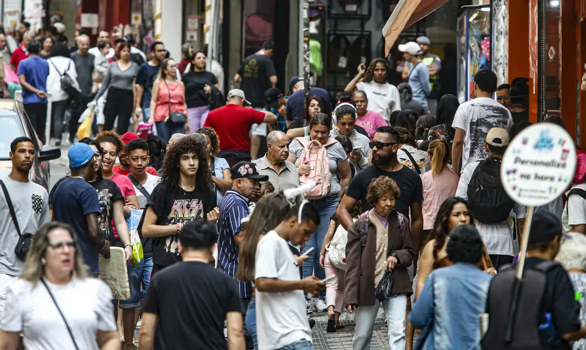 Salários diminuem pobreza em 22 regiões metropolitanas, aponta boletim