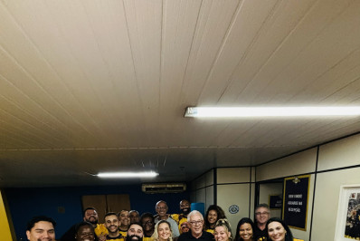 Socorro Acioli, autora do livro que inspirou enredo da Unidos da Tijuca, visita barracão da escola
