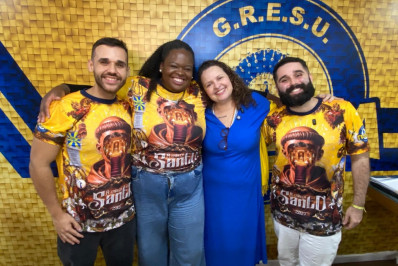 Autora do livro que inspirou enredo da Unidos da Tijuca visita barracão