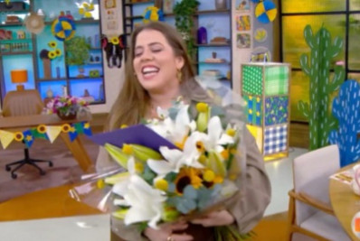 Tati Machado é surpreendida com buquê de flores após anunciar gravidez