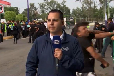 Vídeo: homens trocam socos em entrada ao vivo de TV após jogo da Copa