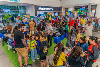 Macaé entra no clima da Copa com transmissões dos jogos, troca de figurinhas e atrações gratuitas no Shopping Plaza