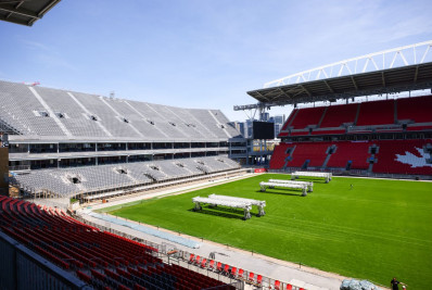 Palco da estreia do Canadá na Copa é criticado nas redes por arquibancadas provisórias