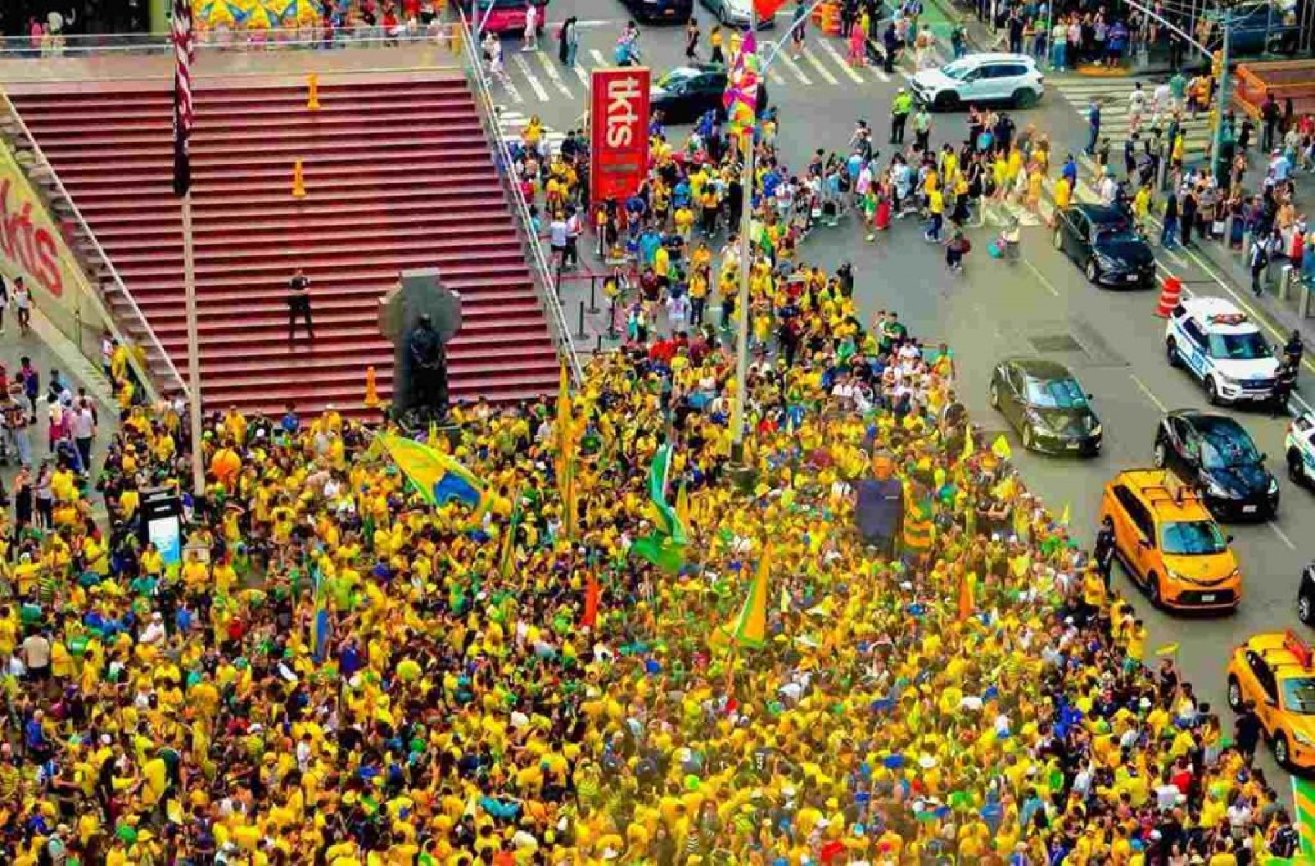Torcida brasileira invade Time Square e faz festa antes da estreia na Copa