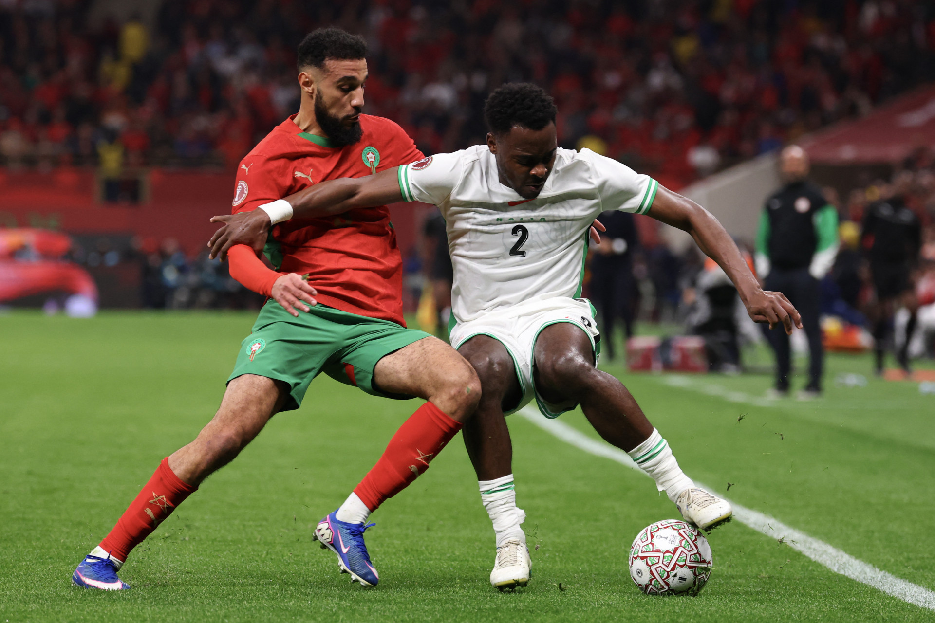 Recuperado de les&atilde;o, Mazraoui estar&aacute; &agrave; disposi&ccedil;&atilde;o para defender a sele&ccedil;&atilde;o marroquina - Franck Fife / AFP