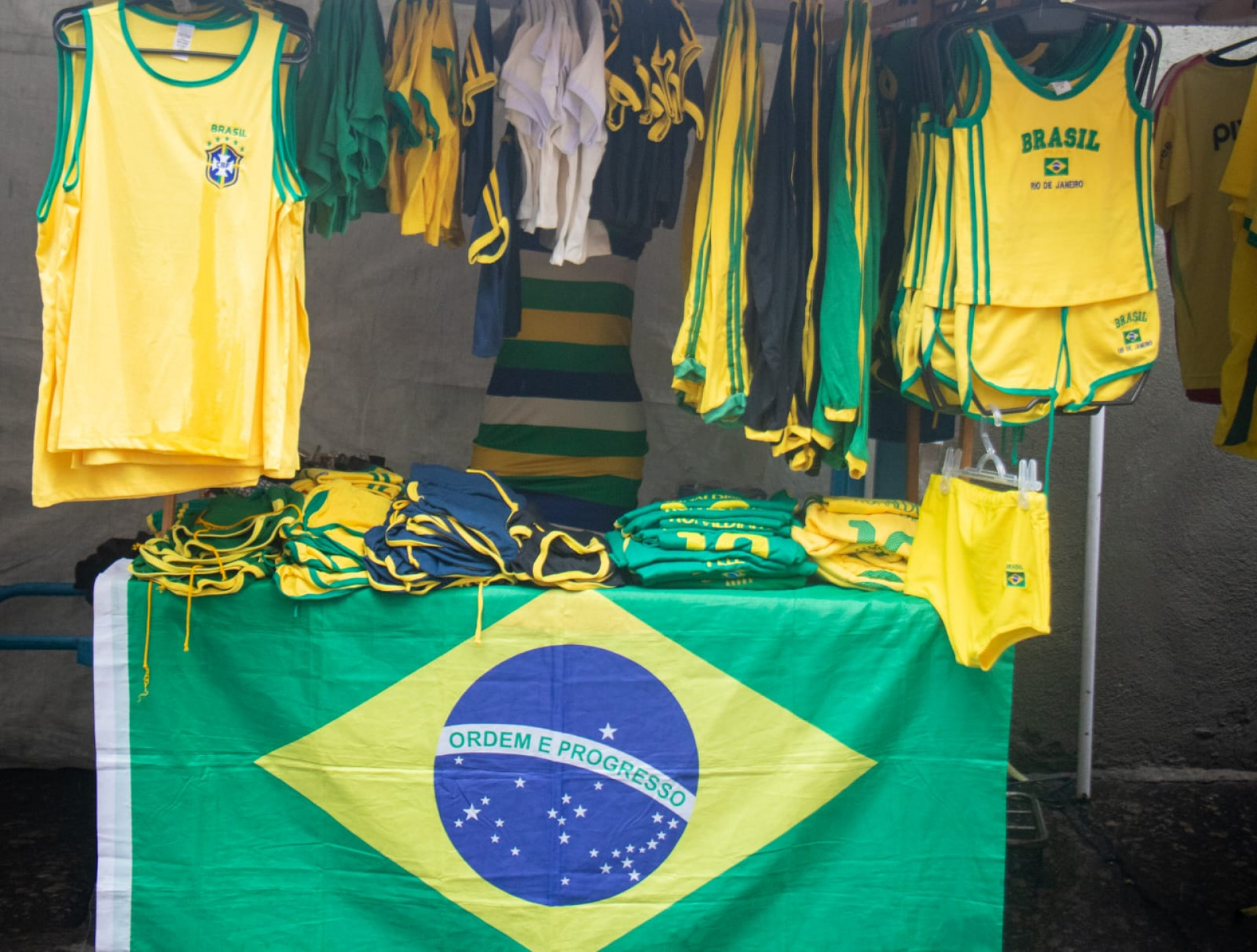 Próximo à Escadaria Selarón, na Lapa, Centro do Rio, vendedores apostam em produtos do Brasil para atrair mais vendas na Copa do Mundo - Érica Martin / Agência O DIA