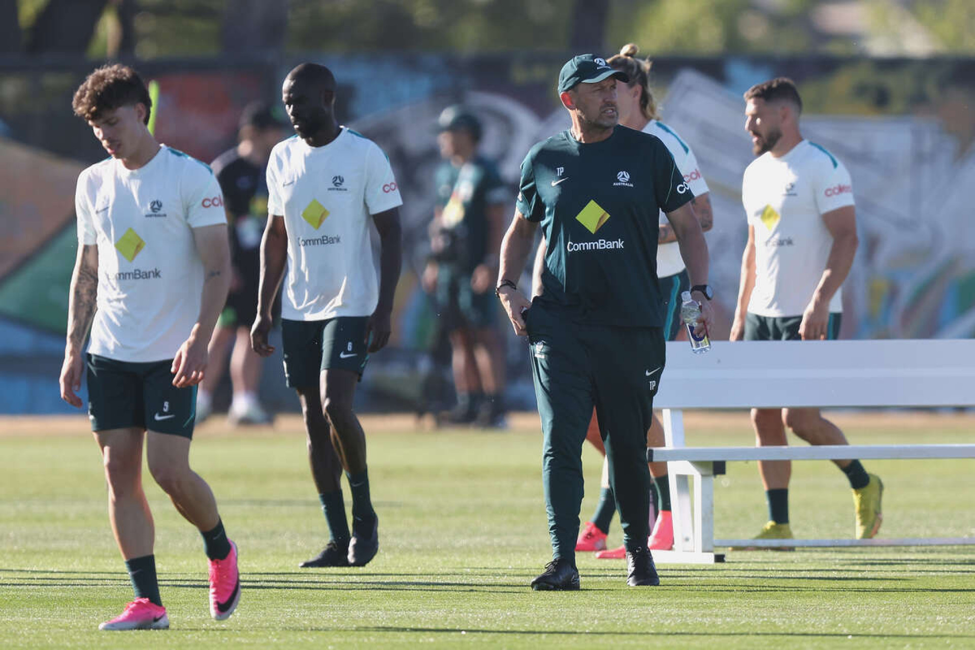 Austr&aacute;lia anuncia a renova&ccedil;&atilde;o com o t&eacute;cnico Tony Popovic