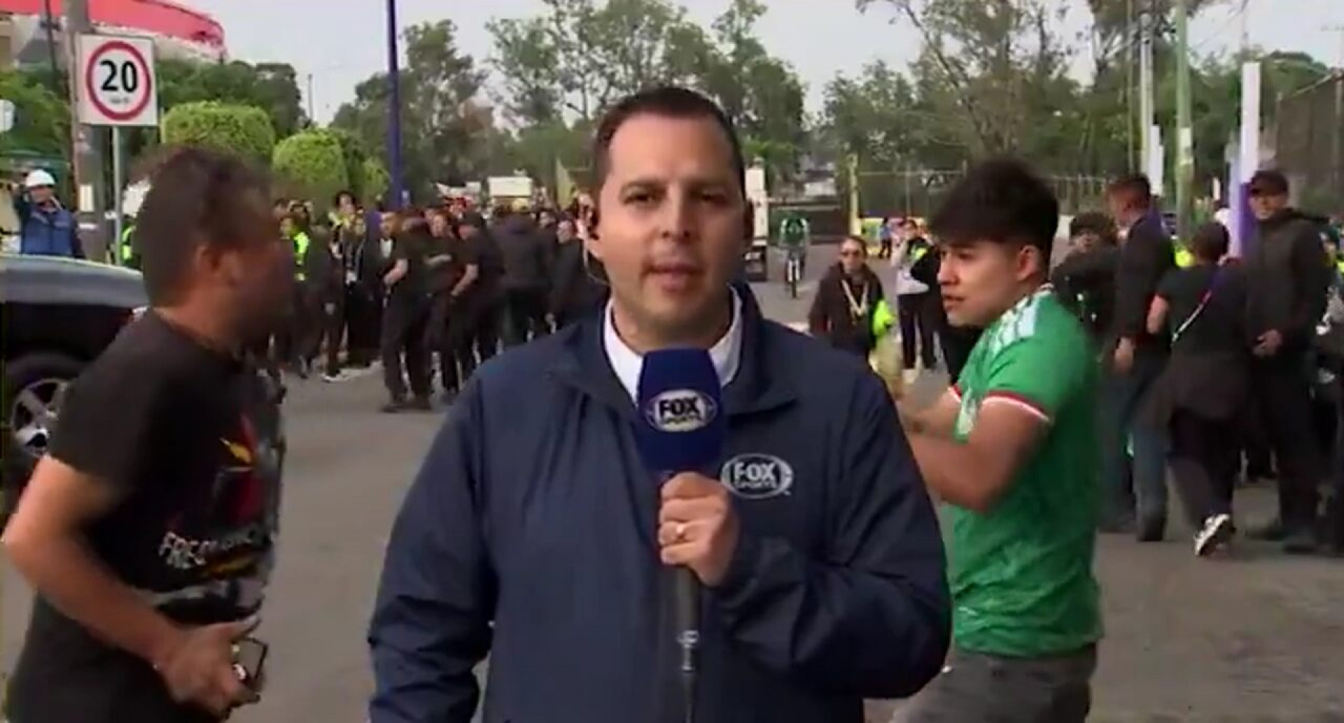 V&iacute;deo: torcedores do M&eacute;xico trocam soco durante entrada ao vivo de TV
