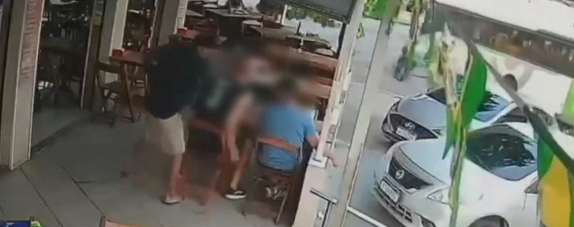 Ladrão abordou policiais dentro do restaurante Jota Jota - Reprodução / TV Globo