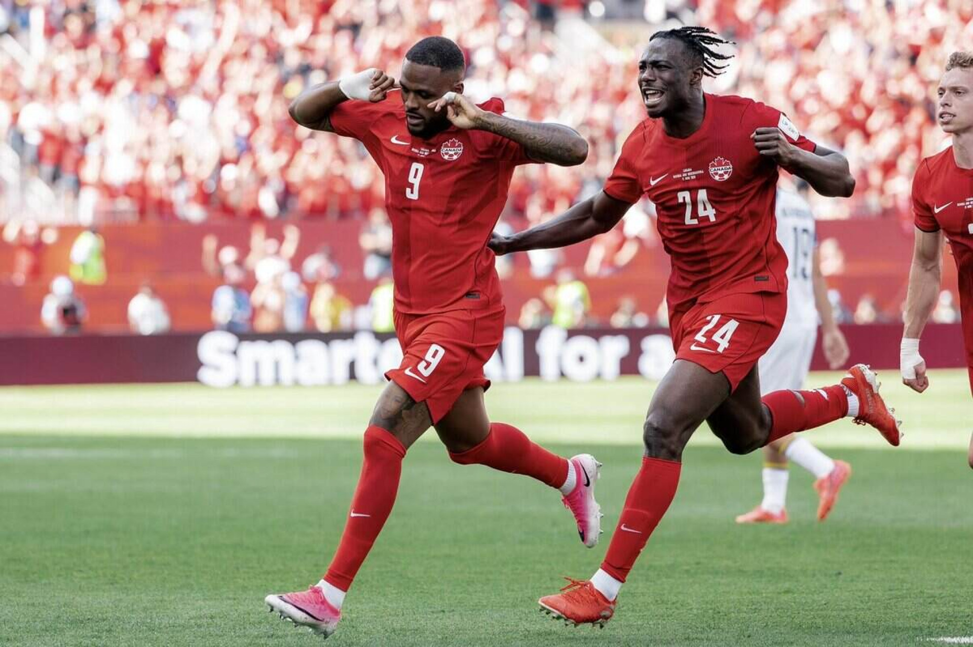 Larin celebra gol do empate do Canad&aacute; ap&oacute;s sair do banco: “Momento especial”