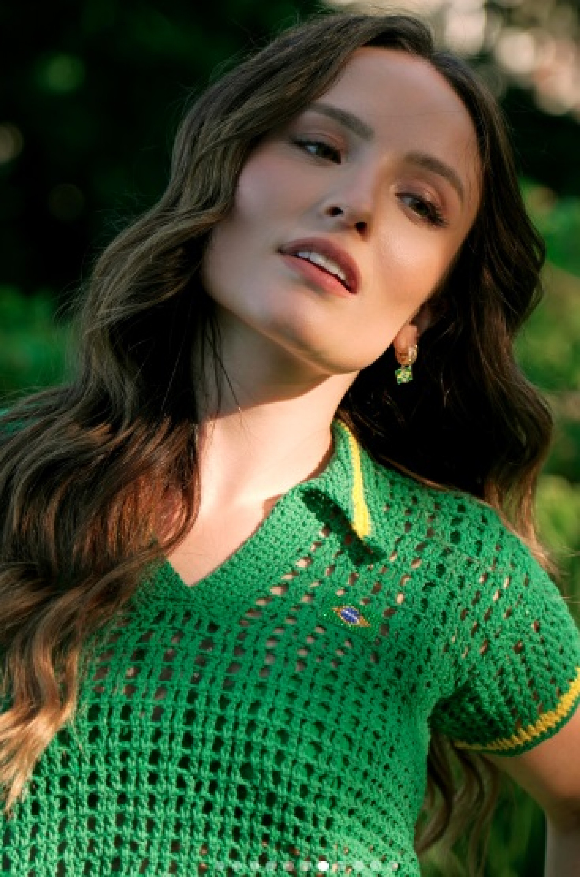 Larissa Manoela aposta em make básica, cabelo com ondas naturais e blusa do Brasil - Reprodução do Instagram