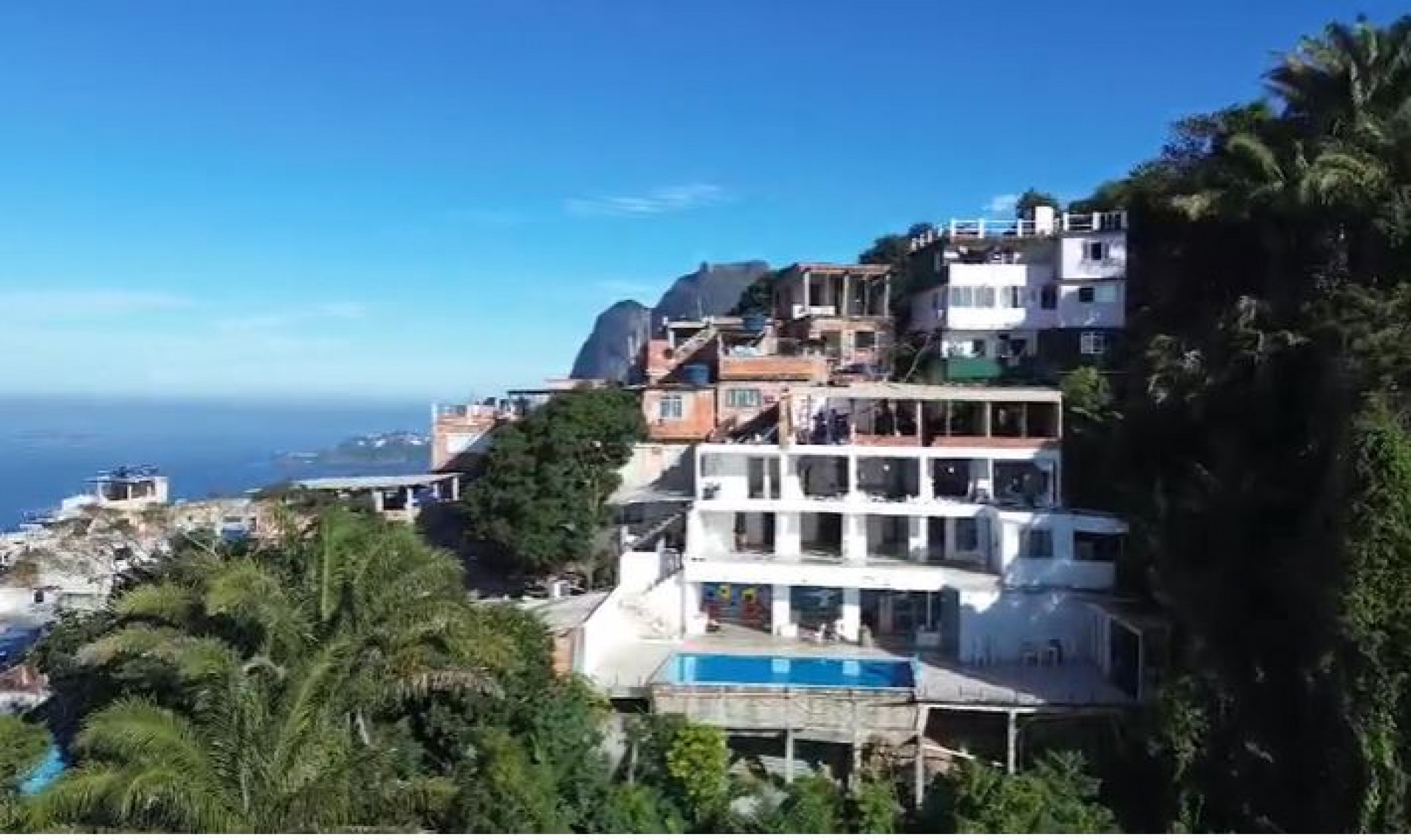 Prédio no alto do Vidigal contava com piscina de borda infinita