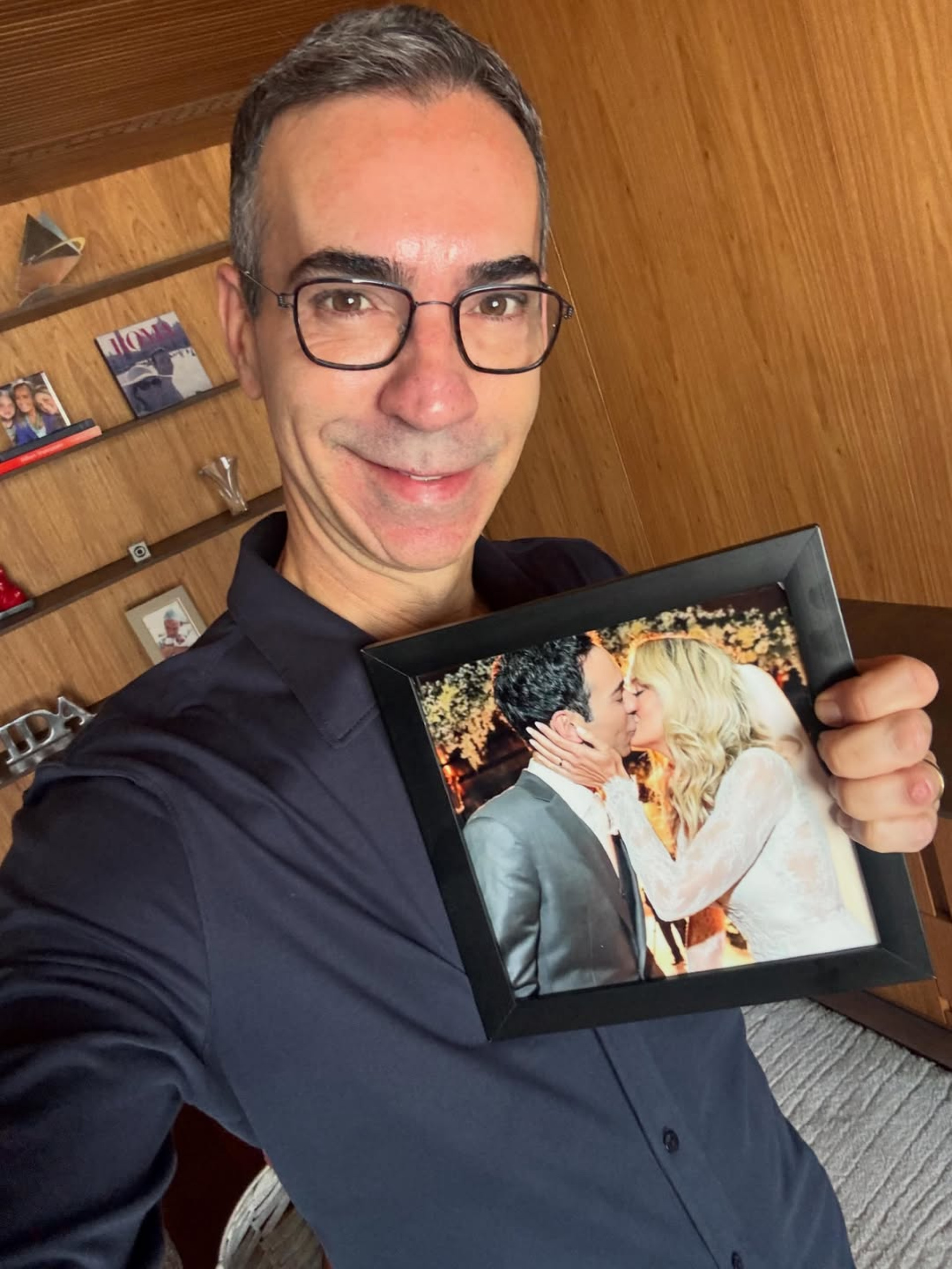 César Tralli segurando porta-retrato com foto da união com Ticiane Pinheiro - Reprodução/Instagram