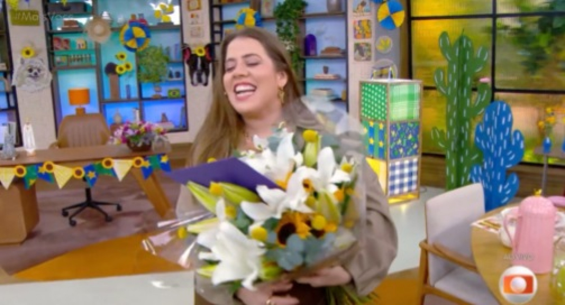 Tati Machado ganhou buquê de flores no 'Mais Você' - Reprodução de vídeo 