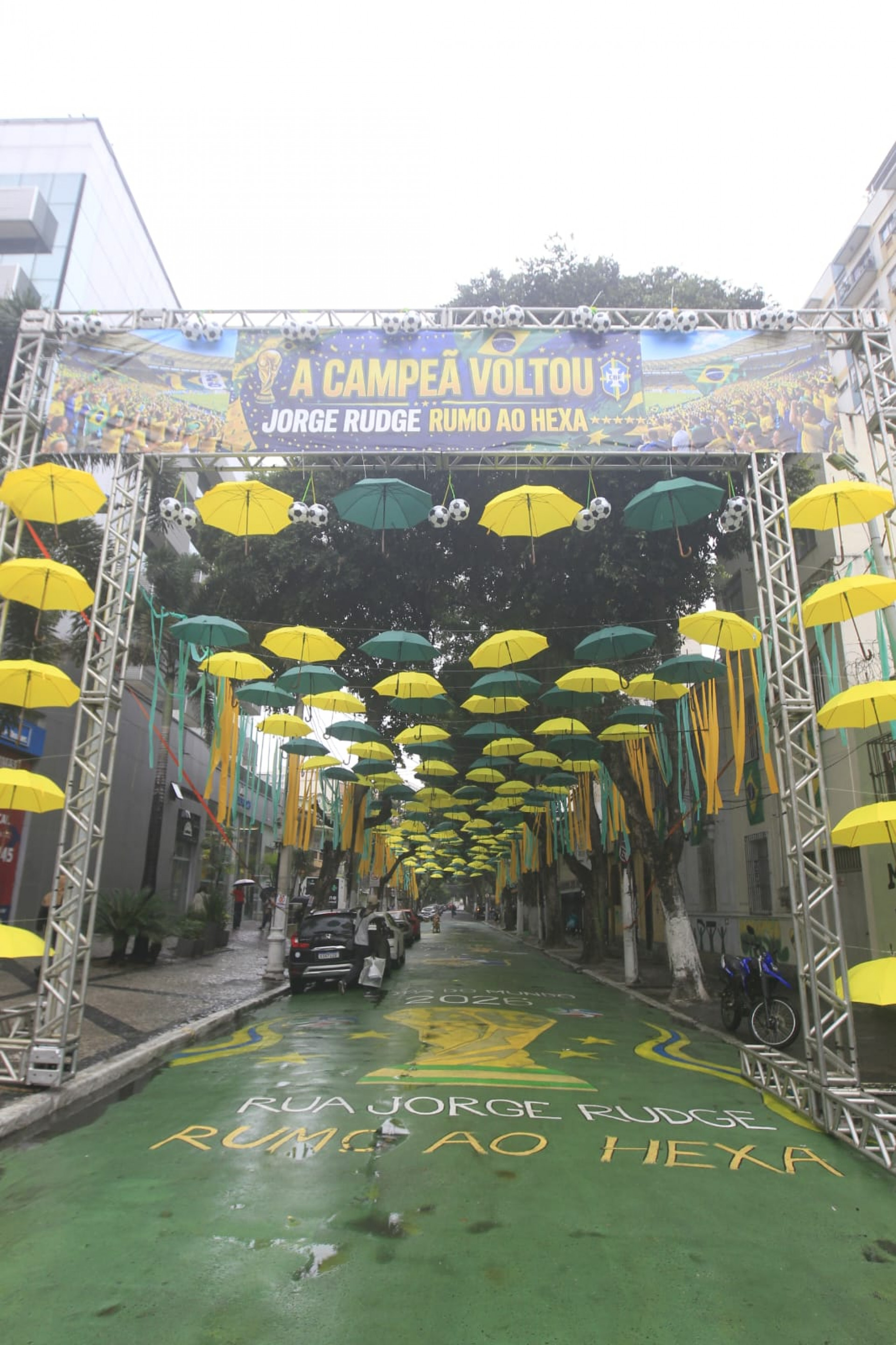 Rua Jorge Rudge foi decorada com guarda-chuvas, bandeirinhas e pinturas no chão - Reginaldo Pimenta / Agência O Dia