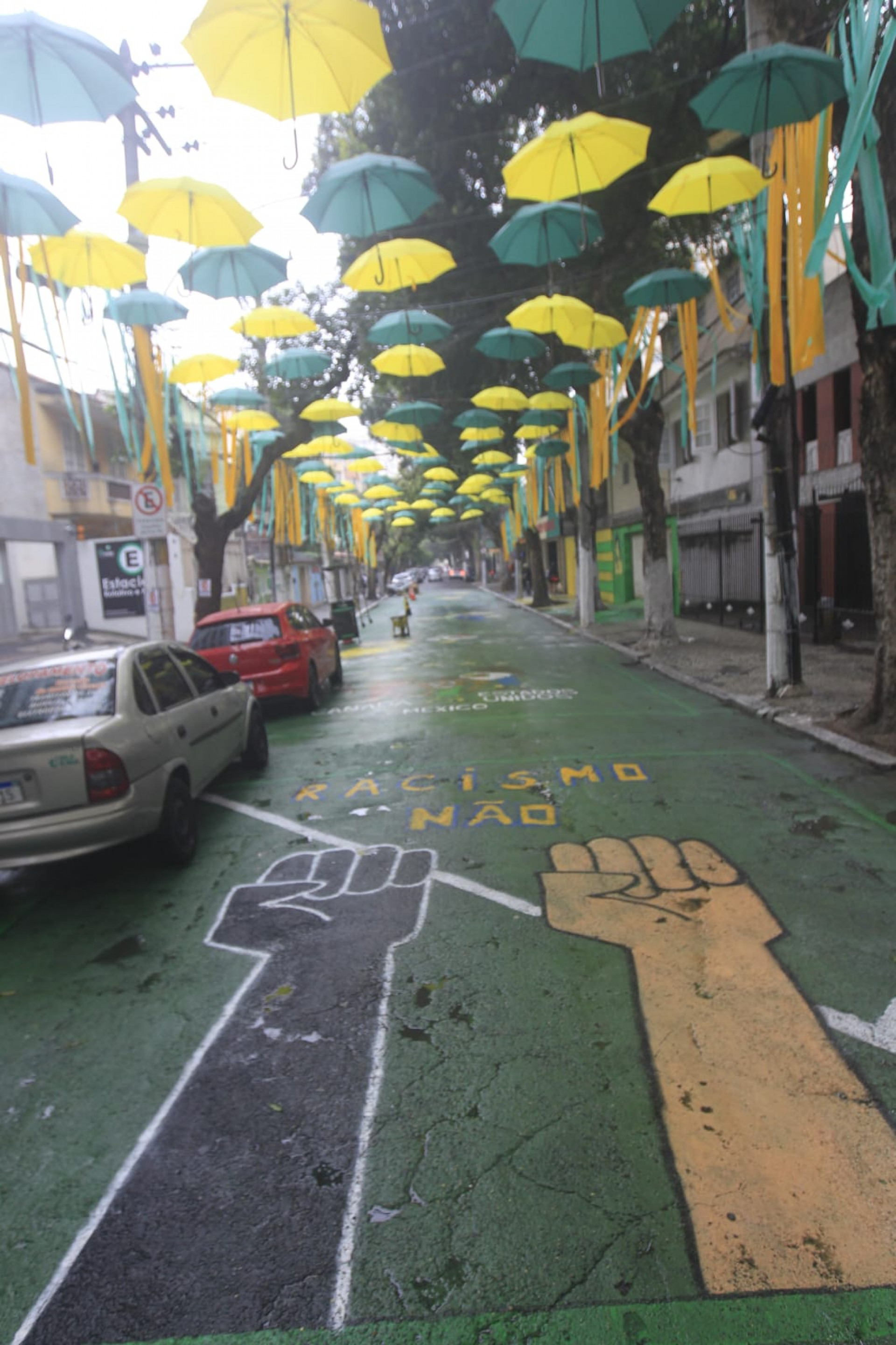 Rua Jorge Rudge foi decorada com guarda-chuvas, bandeirinhas e pinturas no chão - Reginaldo Pimenta / Agência O Dia