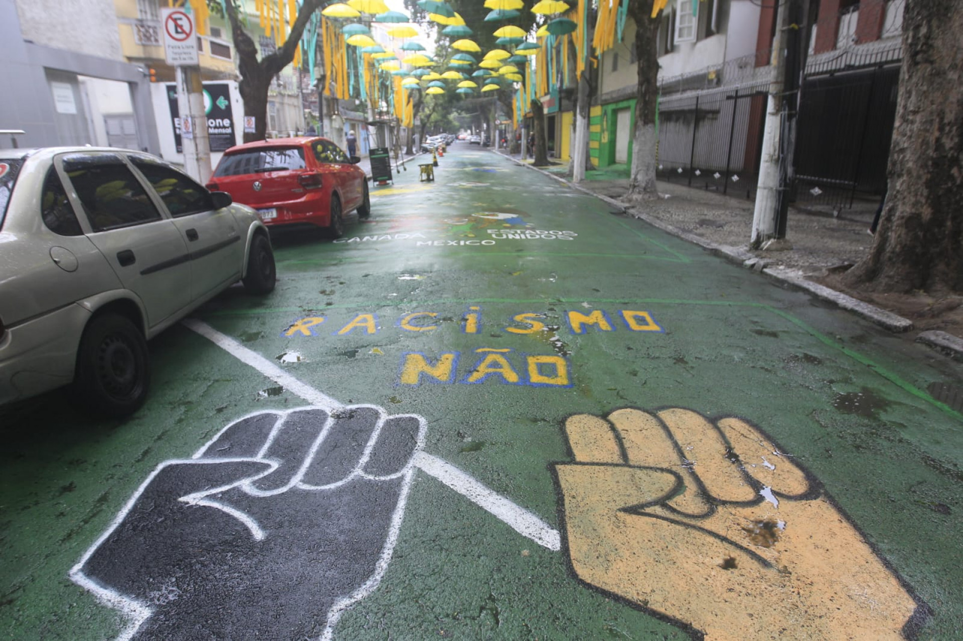 Rua Jorge Rudge foi decorada com guarda-chuvas, bandeirinhas e pinturas no chão - Reginaldo Pimenta / Agência O Dia