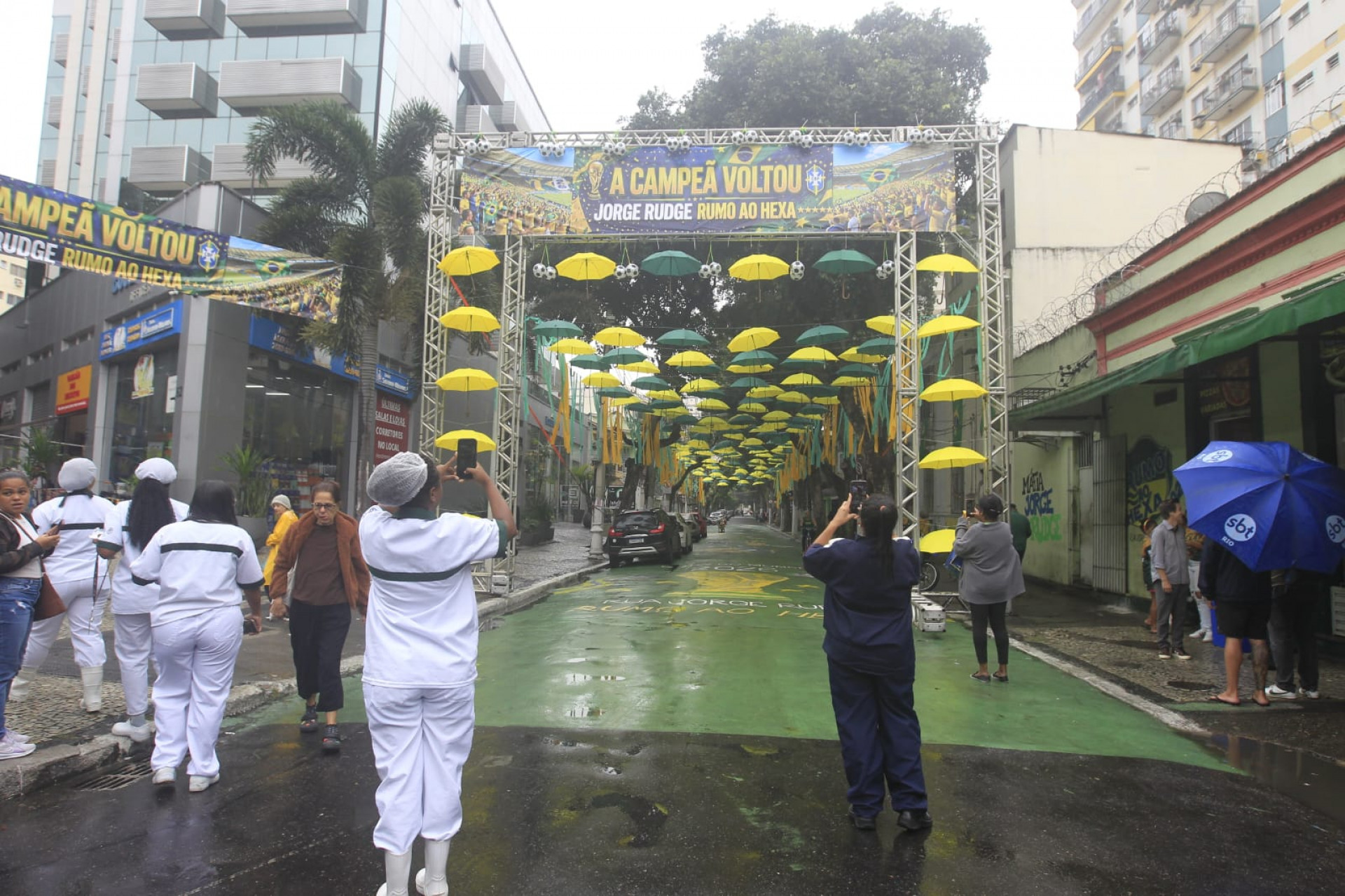 Rua Jorge Rudge foi decorada com guarda-chuvas, bandeirinhas e pinturas no chão - Reginaldo Pimenta / Agência O Dia