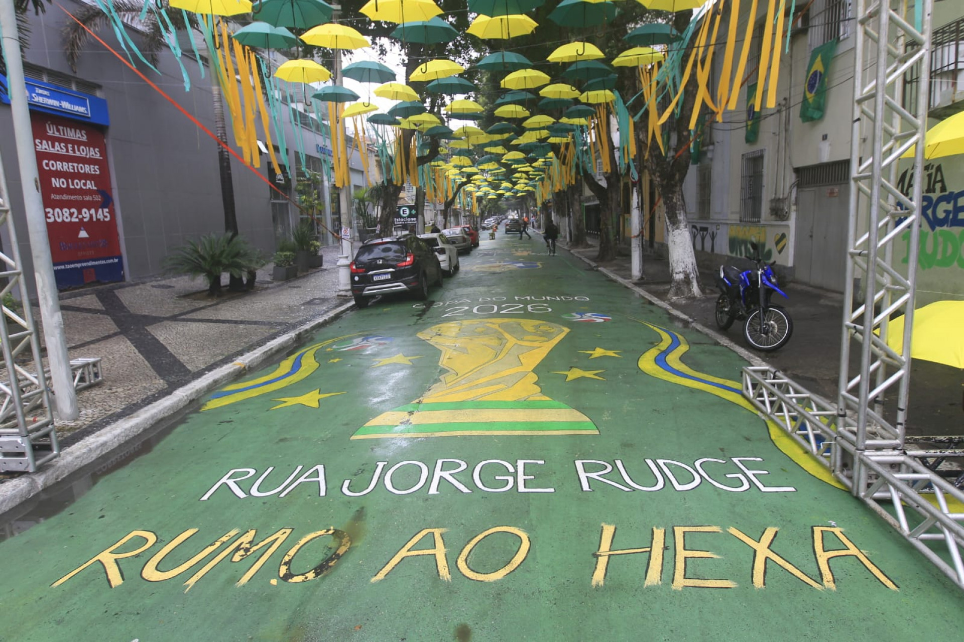 Rua Jorge Rudge foi decorada com guarda-chuvas, bandeirinhas e pinturas no chão - Reginaldo Pimenta / Agência O Dia