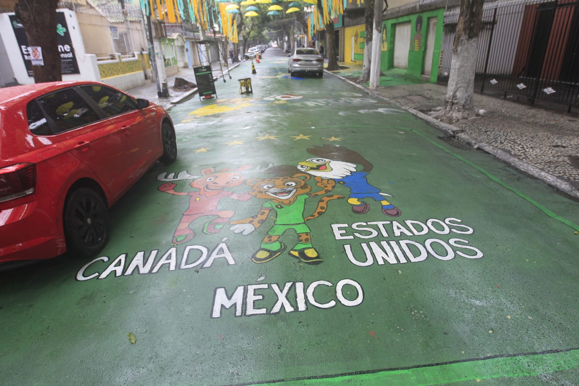 Rua Jorge Rudge foi decorada com guarda-chuvas, bandeirinhas e pinturas no chão - Reginaldo Pimenta / Agência O Dia