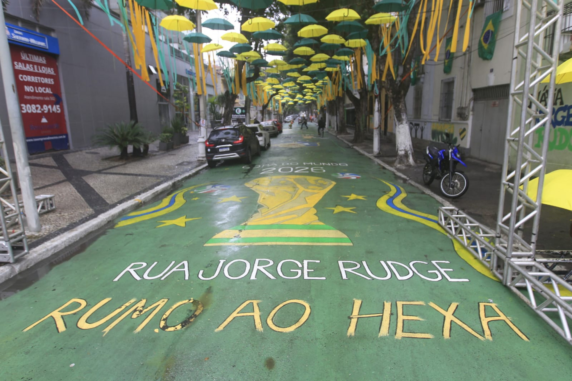 Rua Jorge Rudge foi decorada com guarda-chuvas, bandeirinhas e pinturas no chão - Reginaldo Pimenta / Agência O Dia