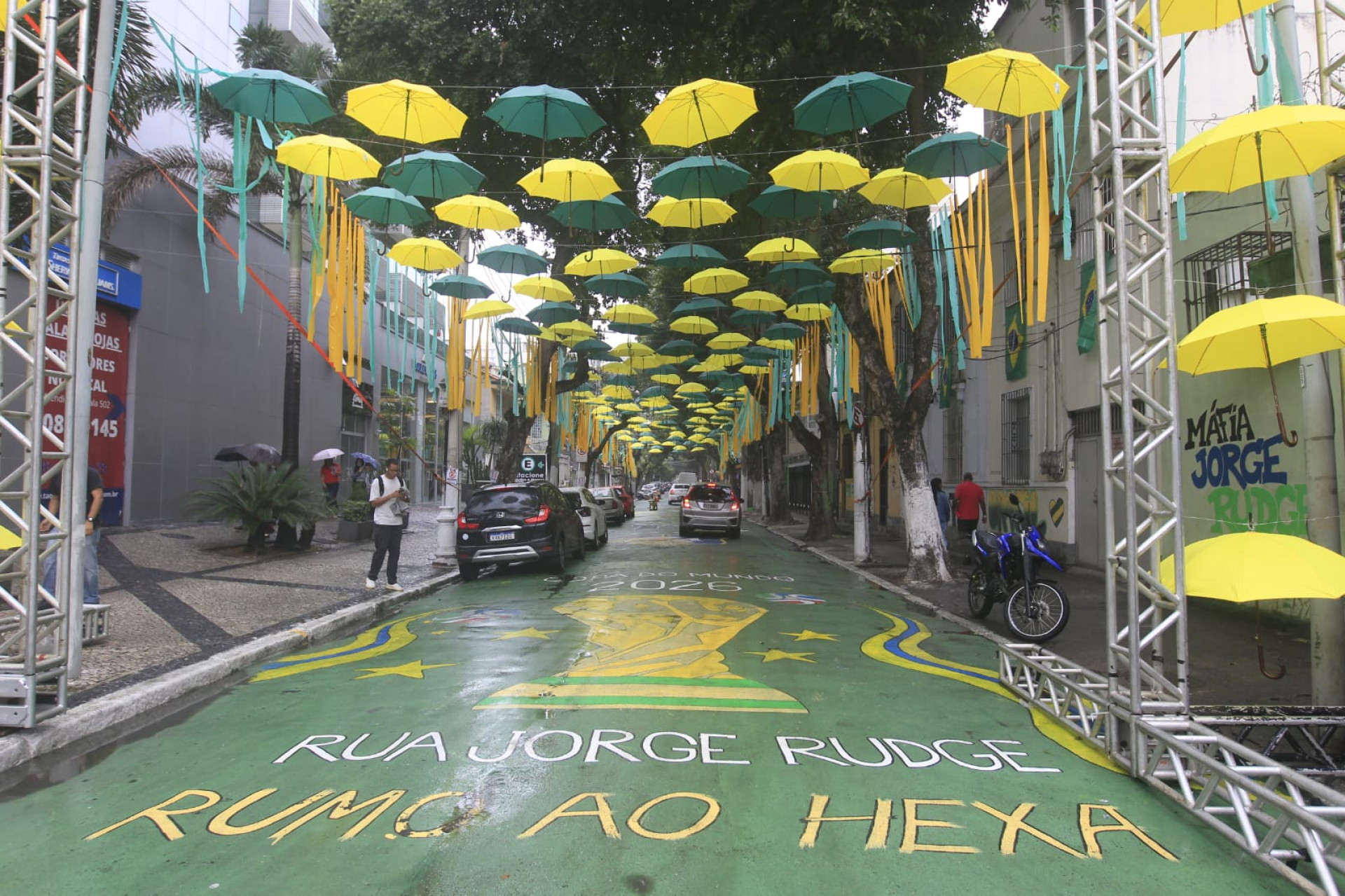 Rua Jorge Rudge foi decorada com guarda-chuvas, bandeirinhas e pinturas no chão - Reginaldo Pimenta / Agência O Dia