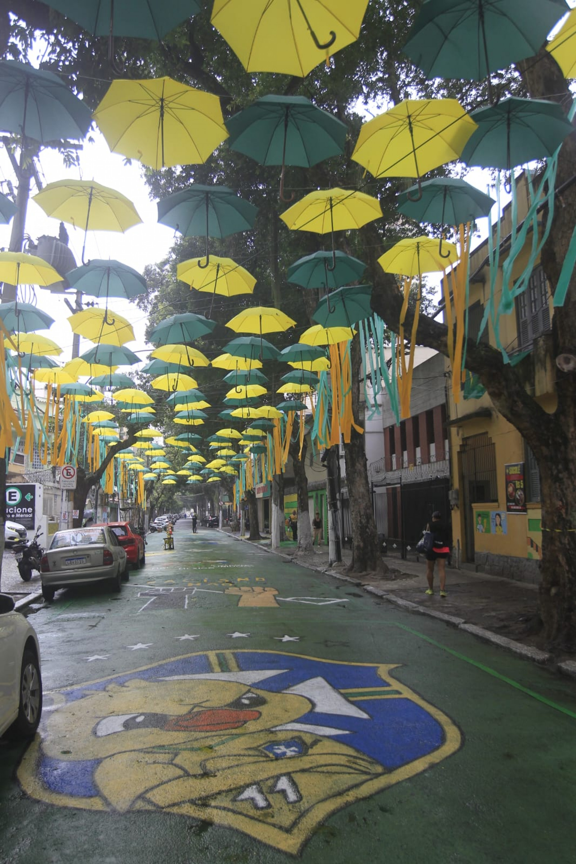 Rua Jorge Rudge foi decorada com guarda-chuvas, bandeirinhas e pinturas no chão - Reginaldo Pimenta / Agência O Dia