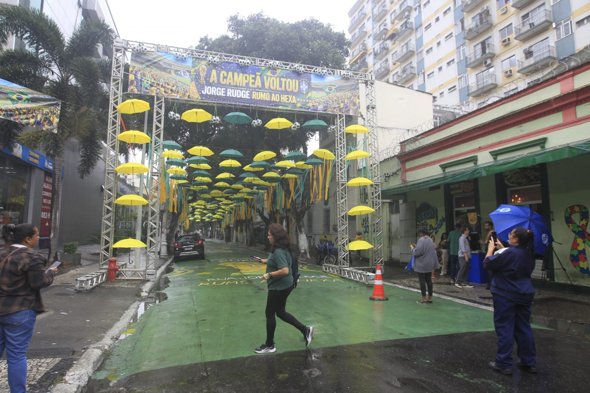 Rua Jorge Rudge foi decorada com guarda-chuvas, bandeirinhas e pinturas no chão - Reginaldo Pimenta / Agência O Dia