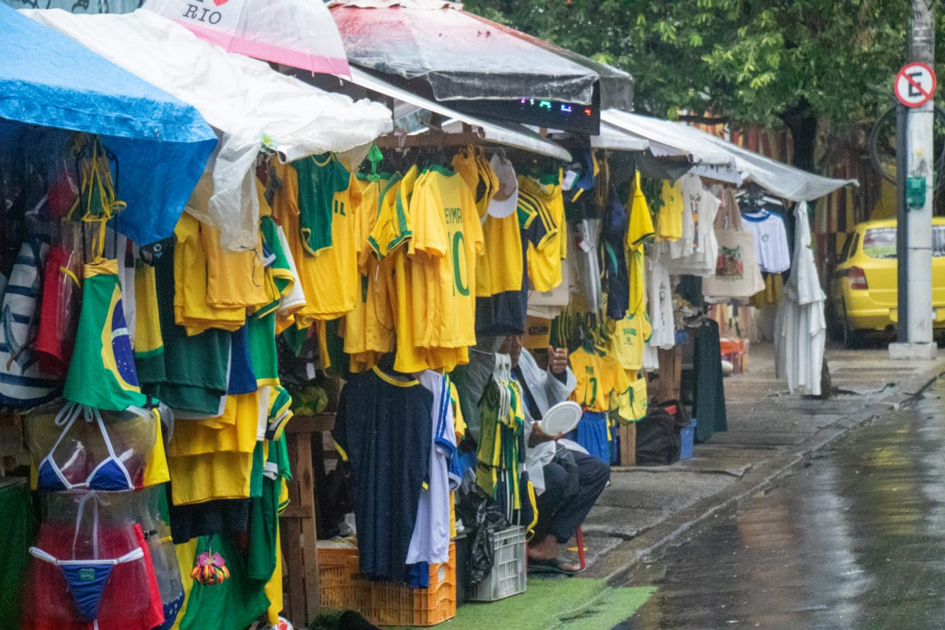 Copa do Mundo aumenta expectativa das vendas no comércio próximo à Escadaria Selarón, na Lapa, Centro do Rio - Érica Martin / Agência O DIA