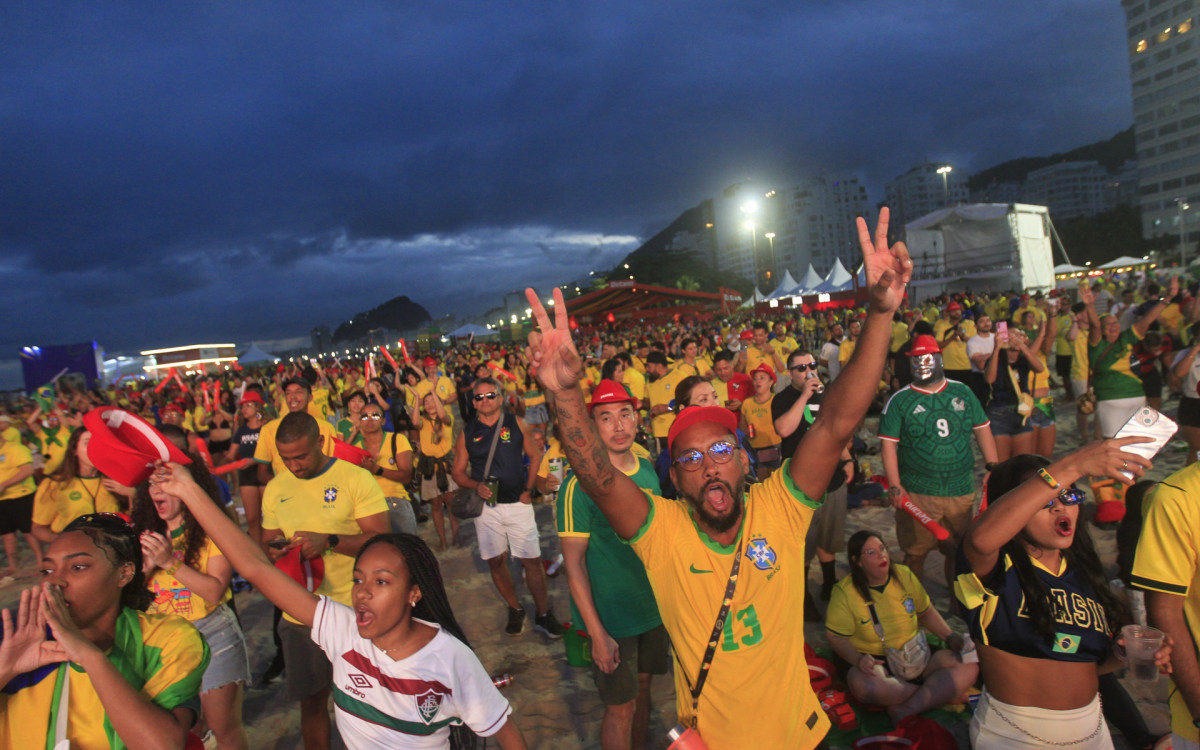 Torcedores do Brasil na Arena Copa em  Copacabana, durante a transmissão do jogo entre Brasil x Marrocos neste sábado (13).