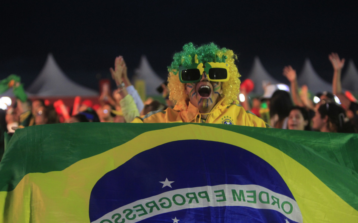 Torcedores do Brasil na Arena Copa em  Copacabana, durante a transmissão do jogo entre Brasil x Marrocos neste sábado (13).