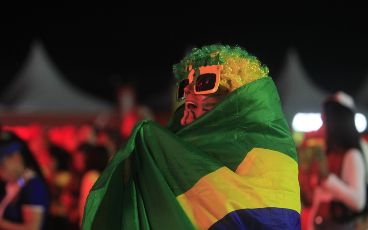 Torcedores do Brasil na Arena Copa em  Copacabana, durante a transmissão do jogo entre Brasil x Marrocos neste sábado (13).