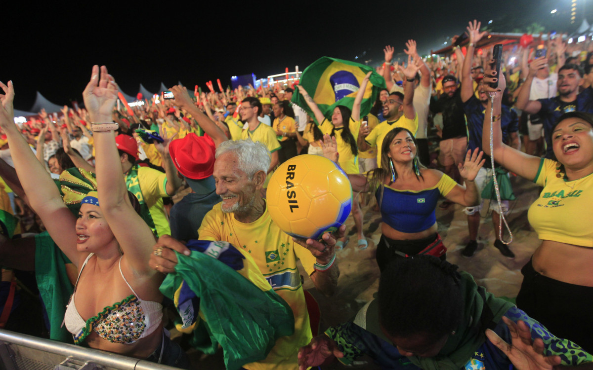 Torcedores do Brasil na Arena Copa em  Copacabana, durante a transmissão do jogo entre Brasil x Marrocos neste sábado (13).