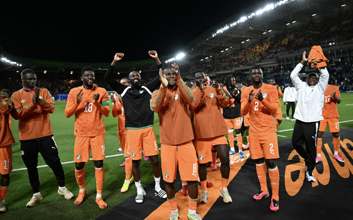 Comemoração dos jogadores da Costa do Marfim após a vitória sobre a França em amistoso