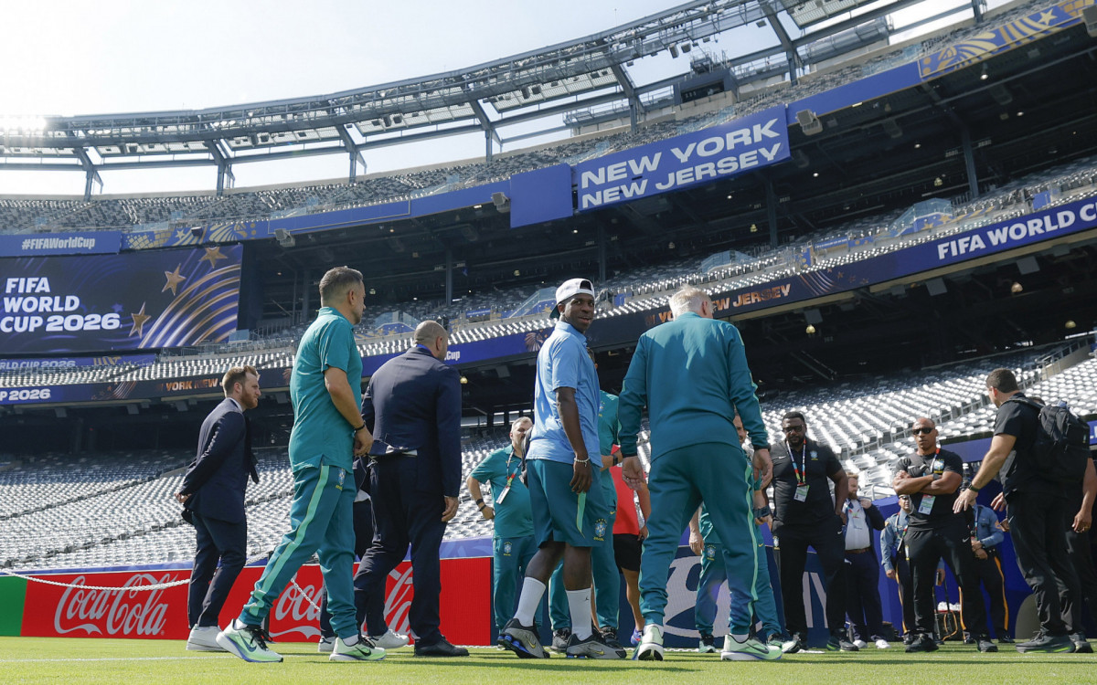 Sele&ccedil;&atilde;o faz reconhecimento do gramado no est&aacute;dio MetLife - Rafael Ribeiro / CBF