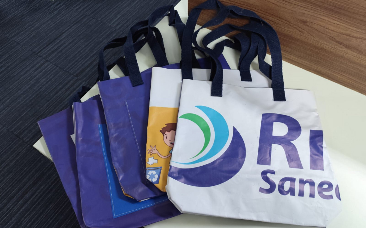 Lonas plásticas utilizadas em outdoors promocionais da concessionária são transformadas em sacolas ecológicas