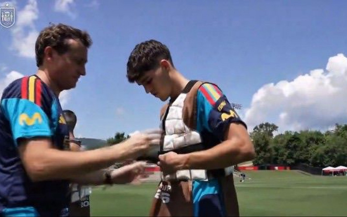 Jogadores da Espanha usaram coletes de gelo durante os treinos nos Estados Unidos