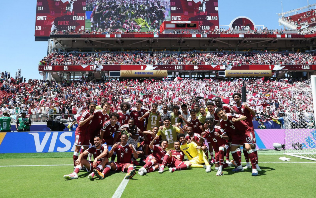 Jogadores do Catar comemoram empate com a Suíça, com gol nos acréscimos