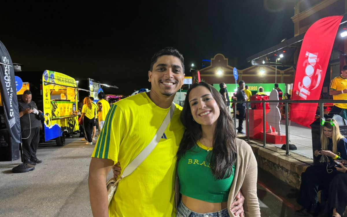 O casal Kaique Lima e Natalia Ribeiro aproveitou o clima de dia dos namorados para acompanhar a estreia da sele&ccedil;&atilde;o brasileira na Copa - Jo&atilde;o Alexandre Borges/Ag&ecirc;ncia O Dia