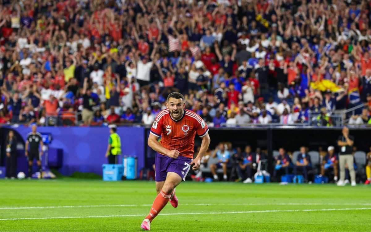 McGinn comemora gol marcado pela Escócia sobre o Haiti