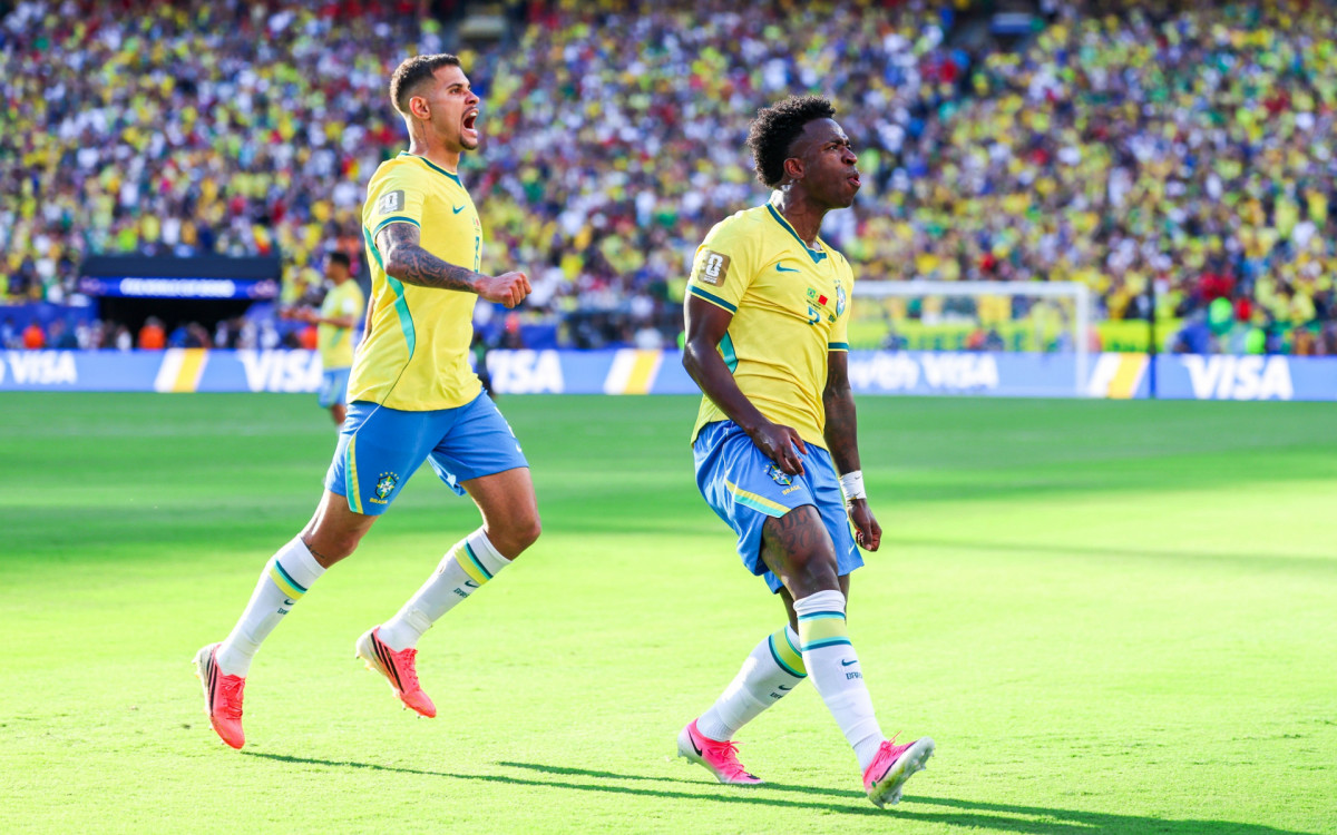 Vinicius Junior (D) e Bruno Guimarães celebram gol na estreia, contra Marrocos