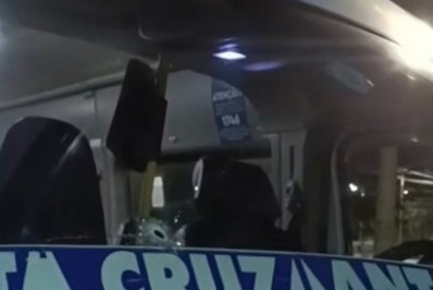 Mulher morre após ser atingida por tiro dentro de van em Santa Cruz