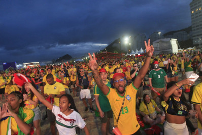 Torcida lota Copacabana e demonstra confiança na estreia do Brasil na Copa do Mundo