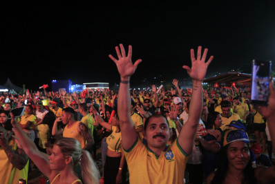 Apreensão e nervosismo! Torcedores acompanham estreia da seleção brasileira em Copacabana