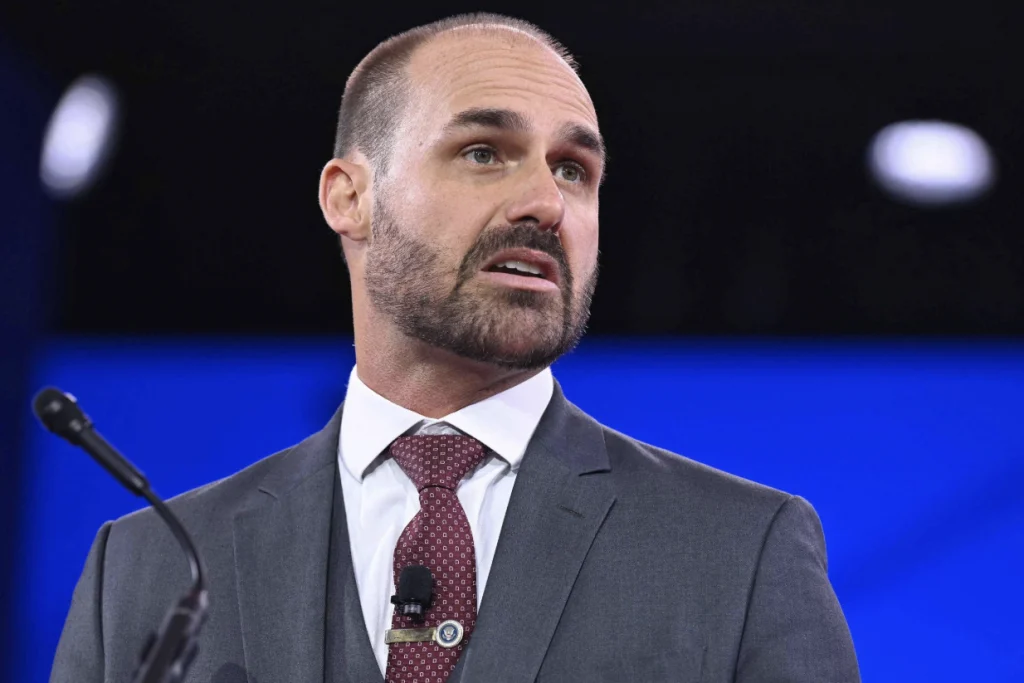 Moraes rejeita pedido da DPU e mantém julgamento de Eduardo Bolsonaro para terça-feira