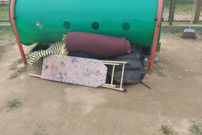 Barraca improvisada é retirada do ParCão da Praia Campista durante ação social em Macaé