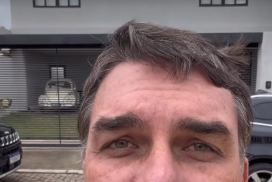 Flávio visita Jair Bolsonaro e diz que ele está bem, após Michelle falar em piora do quadro