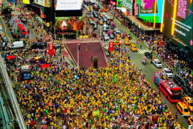 Brasileiros fazem festa em Nova York antes de estreia na Copa; veja vídeos