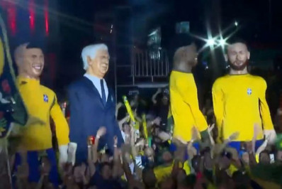 Ancelotti, Neymar e mais! Bonecos de Olinda 'assistem' à estreia do Brasil