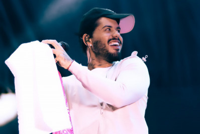 Zé Felipe responde coro por Virginia em show